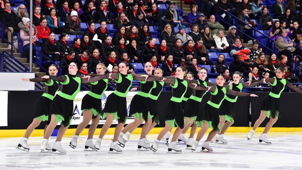 synchro team aspire 4 on ice in competition mid routine